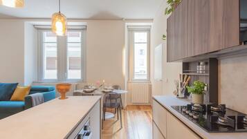 Apartemen (2 Bedrooms) | Dapur kecil pribadi | Microwave, oven, mesin espresso, dan ketel listrik