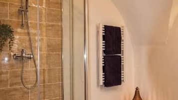Douche, articles de toilette écologiques, sèche-cheveux
