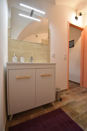 Dusche, umweltfreundliche Kosmetikartikel, Haartrockner, Handtücher