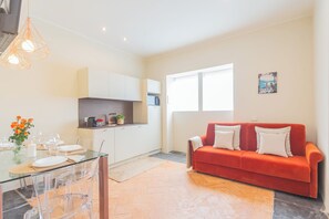Apartment (1 Bedroom) | Living area | 32-inch Smart TV with cable channels - Como Dreams Apartments - Serendipity Suite by Rent all Como (Como)