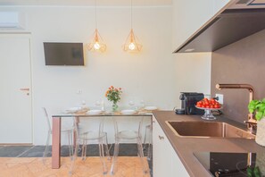 Apartment (1 Bedroom) | Private kitchenette