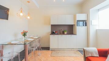 Apartamento (1 Bedroom) | Cozinha americana privada | Fogão, máquina de café expresso, chaleira elétrica, cadeirão de bebê