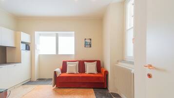 Apartamento (1 Bedroom) | Área de estar | Smart TV 32 polegadas com canais a cabo