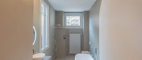 Apartment (1 Bedroom) | Badezimmer | Badewanne und Dusche (separat), Bidet, Handtücher, Seife