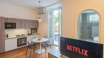 Appartement (1 Bedroom) | Privékitchenette | Een magnetron, een oven, een espressoapparaat, een waterkoker