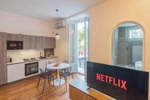 Apartment (1 Bedroom) | Private kitchenette | Microwave, oven, espresso maker, electric kettle