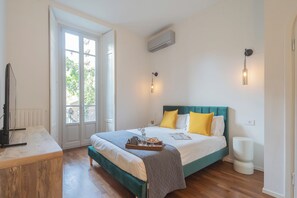 1 habitación, tabla de planchar con plancha, cunas y ropa de cama 