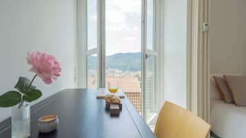 Apartment (2 Bedrooms) | 2 bedrooms, iron/ironing board, bed sheets