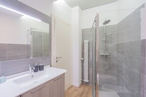 Appartement (2 Bedrooms) | Badkamer | Een douche, een bidet