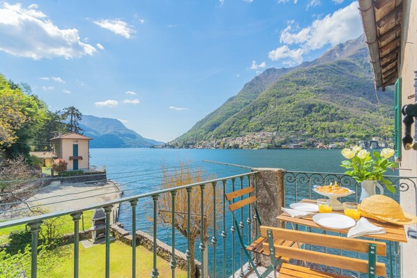 Apartment (2 Bedrooms) | Balcony