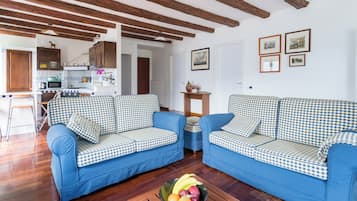 Apartment (2 Bedrooms) | Wohnbereich | 32-Zoll-Flachbildfernseher mit Kabelempfang