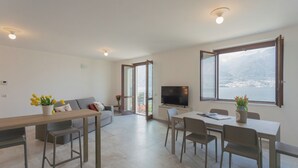 Leilighet (Dream Lake Apartment 1) | Oppholdsområde | En 32-tommers smart-TV med digitale kanaler