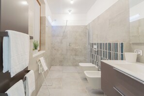 Apartment (Dream Lake Apartment 2) | Bathroom | Shower, bidet, towels, soap