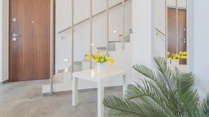 Leilighet (Dream Lake Apartment 2) | Oppholdsområde | En 32-tommers smart-TV med digitale kanaler