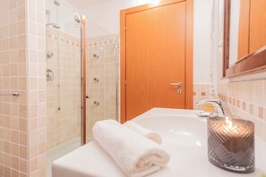Departamento (1 Bedroom) | Baño | Regadera, bidet, toallas, jabón 
