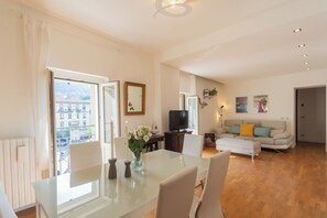 Apartment (Linda 3) | Living area | 32-inch flat-screen TV with cable channels - Linda Apartments by Rent all Como (Como)