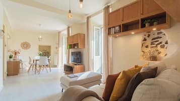 Departamento, balcón (Linda 2) | Área de sala de estar | Televisión de pantalla plana de 32 pulgadas con canales por cable