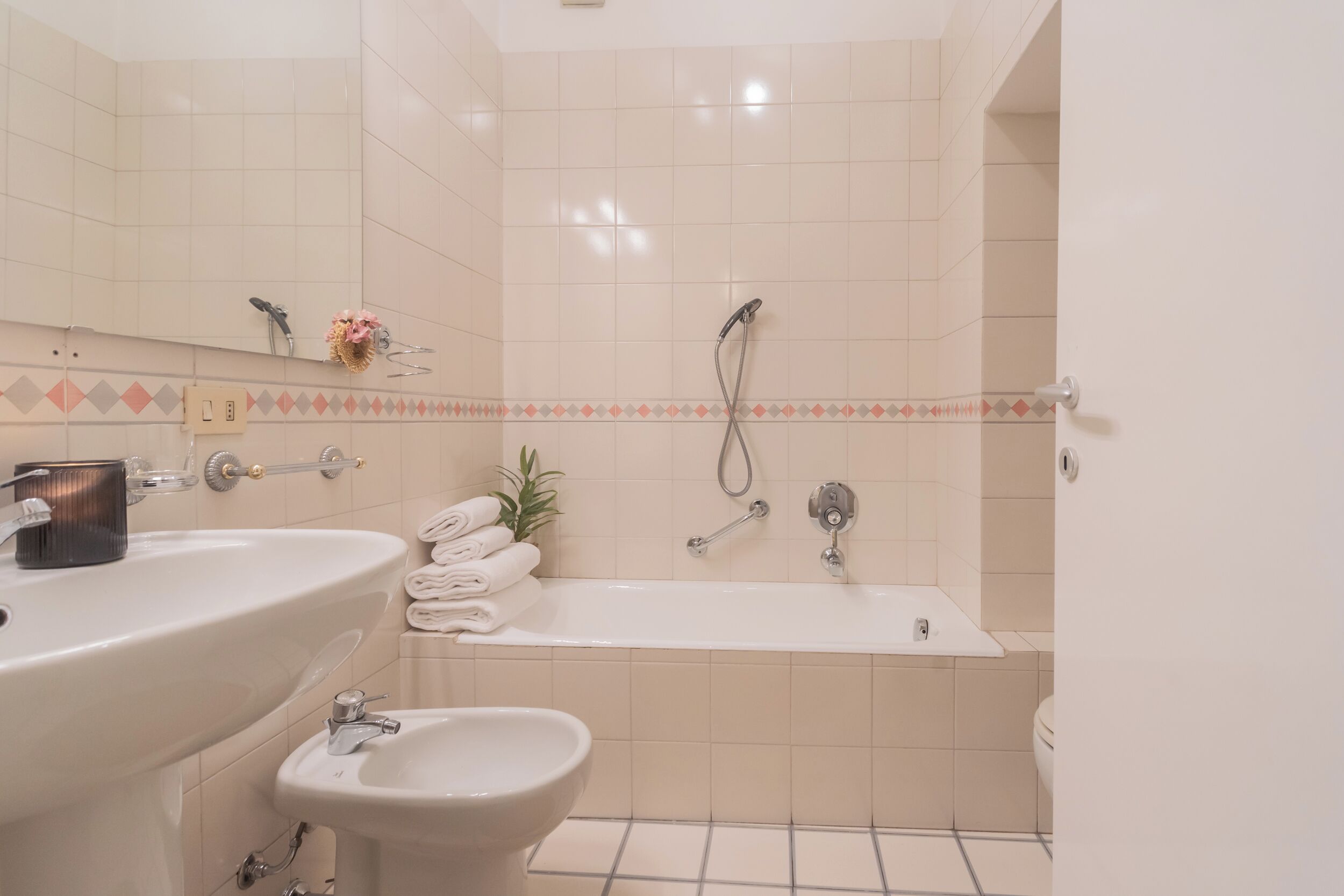 Un bagno con lavabo, bidet e vasca.