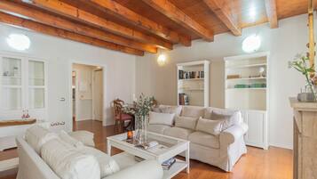 Apartamento (2 Bedrooms) | Área de estar | TV 32 polegadas com canais a cabo