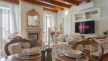 Appartement (2 Bedrooms) | Coin séjour | Télévision de 32 pouces avec chaînes par câble