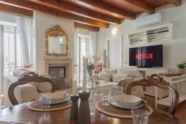 Apartment (2 Bedrooms) | Wohnbereich | 32-Zoll-Fernseher mit Kabelempfang