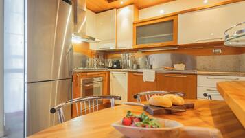 Apartamento (2 Bedrooms) | Cozinha privada | Micro-ondas, fogão, máquina de café expresso, chaleira elétrica