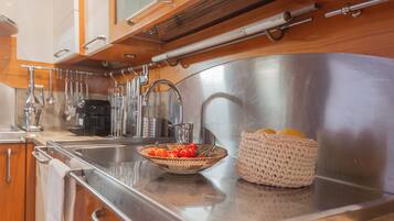 Apartamento (2 Bedrooms) | Cozinha privada | Micro-ondas, fogão, máquina de café expresso, chaleira elétrica