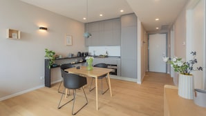 อพาร์ทเมนท์ (1 Bedroom) | ครัวส่วนตัว | เตาอบ, กาต้มน้ำไฟฟ้า, เก้าอี้กินข้าวสำหรับเด็ก