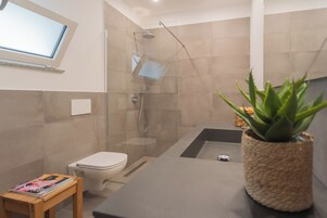 Apartamento (1 Bedroom) | Baño | Ducha, bidé, toallas y jabón