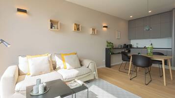 Apartment (1 Bedroom) | Wohnbereich | 32-Zoll-Smart-TV mit Digitalempfang