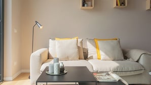 อพาร์ทเมนท์ (1 Bedroom) | บริเวณนั่งเล่น | สมาร์ททีวี 32 นิ้ว พร้อมช่องดิจิตอล
