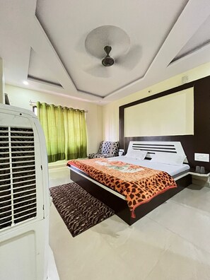 Deluxe Double Room, City View | Soundproofing, free WiFi - Maharaja Homestay (Pipariya)