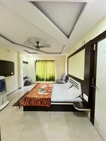 Deluxe Double Room, City View | Soundproofing, free WiFi