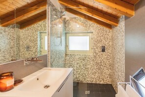 Appartement (1 Bedroom) | Badkamer | Een douche, een bidet, handdoeken, zeep