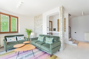 Villa (4 Bedrooms) | Wohnbereich | 32-Zoll-Fernseher mit Kabelempfang