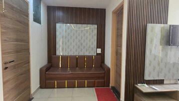 Desk, laptop workspace, soundproofing, free WiFi