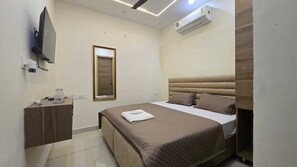 Standard Double Room | Desk, laptop workspace, soundproofing, free WiFi - G8 Hotel (Kharar)