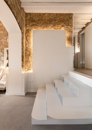 Villa Deluxe, vista al mar | Área de sala de estar | Televisión de pantalla plana de 55 pulgadas con canales digitales 