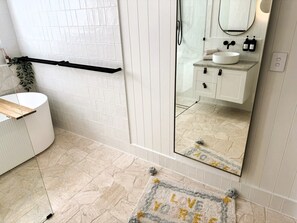 Douche, sèche-cheveux, serviettes fournies, savon