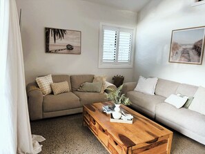 TV connectée, cheminée, jeux vidéo, livres