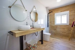 Haartrockner, Handtücher, Toilettenpapier