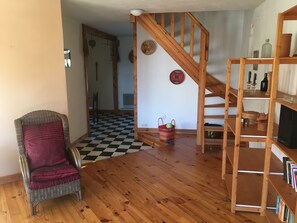 Interior - Domaine de Clarat, gite Pampus a green setting ideal for families (Lafarre)
