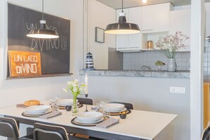 Apartment (2 Bedrooms) | Wohnbereich | 32-Zoll-Fernseher mit Kabelempfang