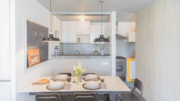 Departamento (2 Bedrooms) | Cocineta privada | Microondas, horno, cafetera de espresso y tetera eléctrica