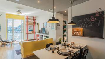 Apartamento (2 Bedrooms) | Área de estar | TV 32 polegadas com canais a cabo