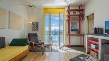 Huoneisto (2 Bedrooms) | Oleskelualue | 32–tuumainen televisio, jossa kaapelikanavat