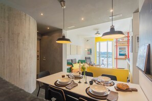 Apartment (2 Bedrooms) | Ruang tamu | 32 inci televisyen dengan kabel 