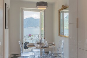 아파트 (Lakeview Paradise) | 거실 공간 | 케이블 채널 시청이 가능한 32인치 스마트 TV