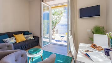 apartman (Appartamento Luna) | Nappalirész | 32 hüvelyk képátmérőjű
okostévé, amelyen többféle kábelcsatorna nézhető