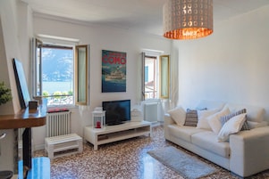 Apartamento (1 Bedroom) | Zona de estar | Televisión de pantalla plana de 32 pulgadas con canales por cable